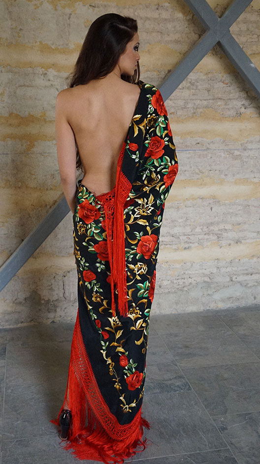 Semisdenuda con mantón de manila