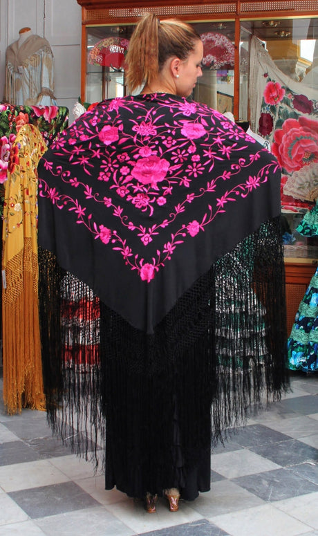 Mantón Negro Bordado a Mano Flores Fucsia 135 cm.
