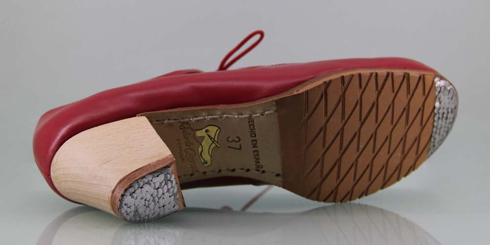 Zapato de baile flamenco profesional piel rojo lágrimas caladas