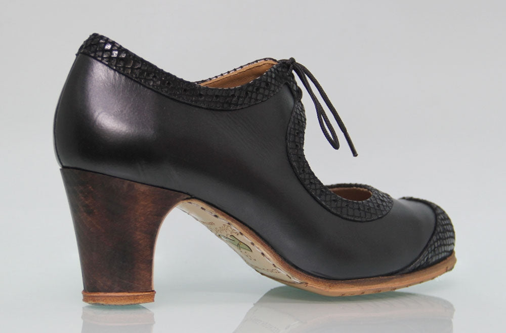 Professional flamenco dance shoe in black leather and fantasy