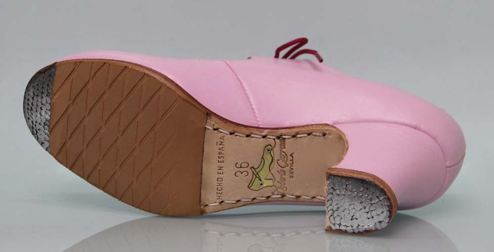 Modelo solidario tacón carrete