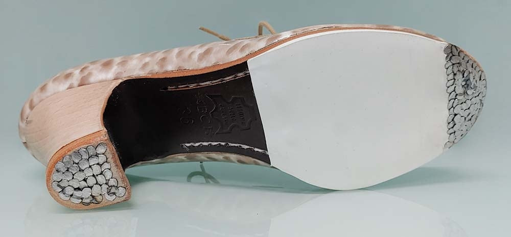 Chaussure de danse flamenco professionnelle en cuir verni beige nacré et daim beige