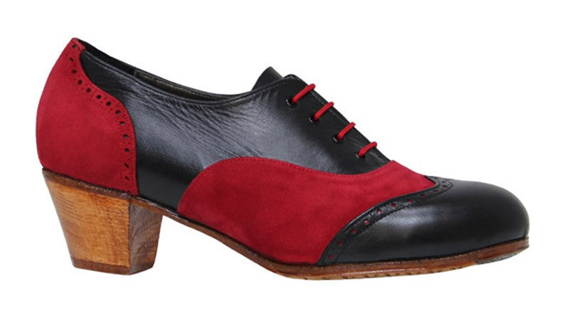 Chaussure professionnelle alliant cuir noir et daim rouge