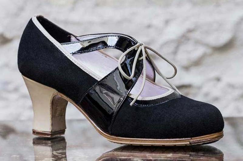 Chaussure de danse flamenco professionnelle combinée avec du daim noir et du cuir verni