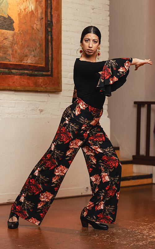 Pantalón Casino de punto elástico negro con estampado de claveles