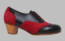 Chaussure professionnelle alliant cuir noir et daim rouge