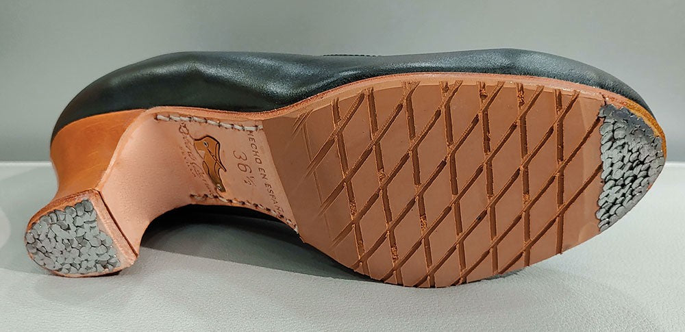 Zapato de baile flamenco profesional piel negro y lágrimas beige