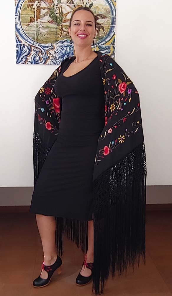 Mantón Seda Negro Bordado a Mano 140 cm.