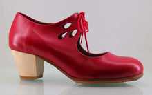 Zapato de baile flamenco profesional piel rojo lágrimas caladas