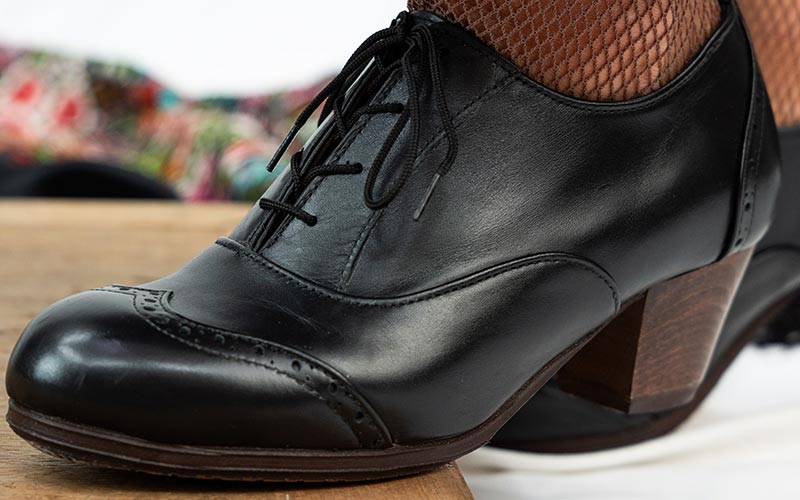 Chaussure de danse flamenco professionnelle, cuir noir et lacets