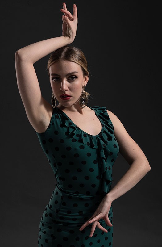 Top de tirantes corto verde estampado con escote y volantes.