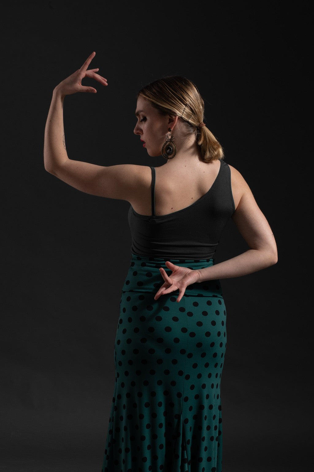 Crop top noir à bretelles asymétriques