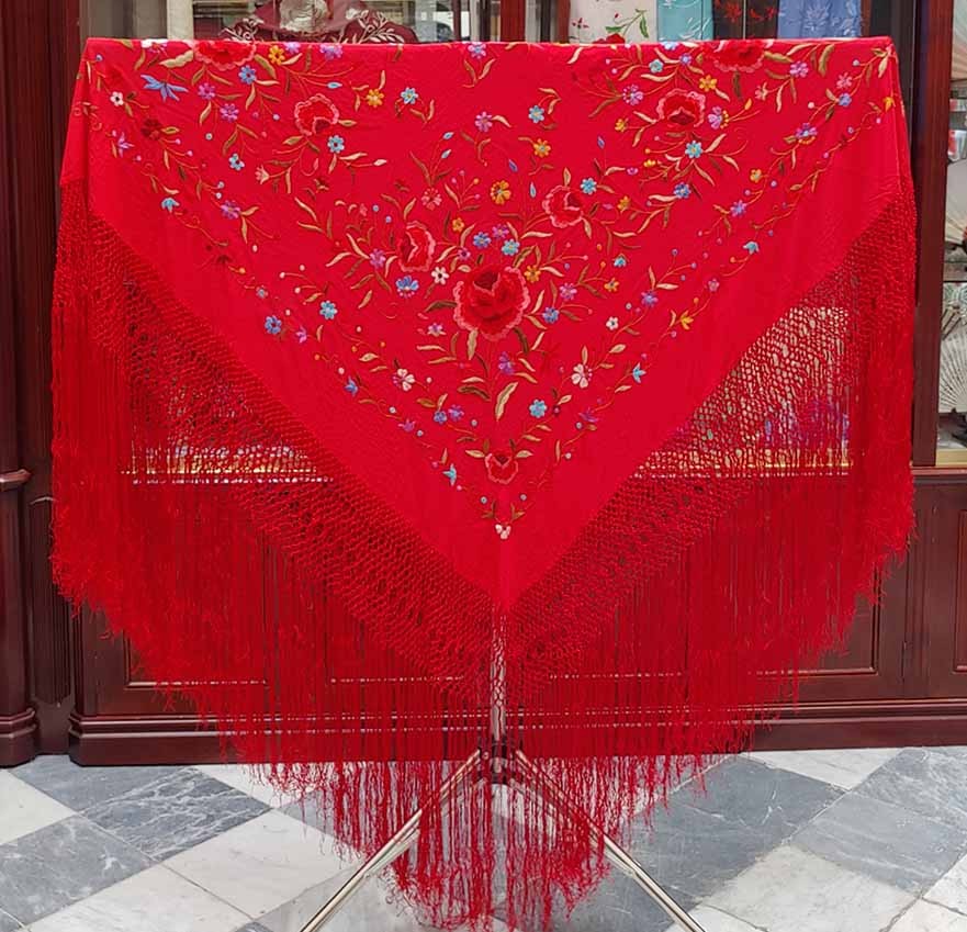 Châle en soie rouge brodé fleurs et roses rouges 140 cm.
