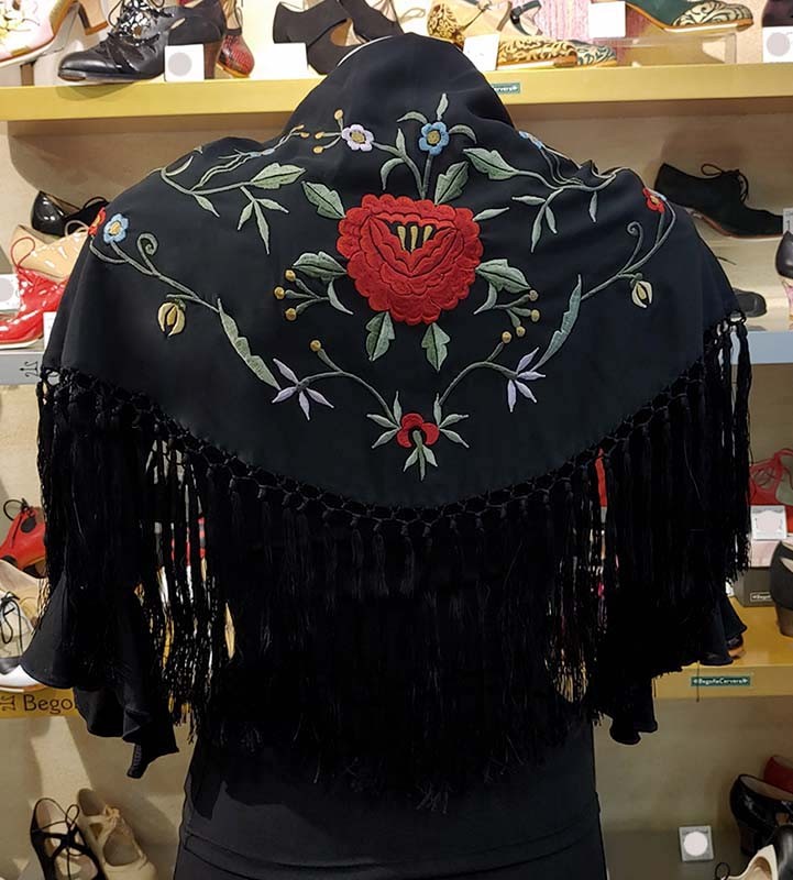 Châle Noir Brodé de Fleurs Rouges 130 cm.