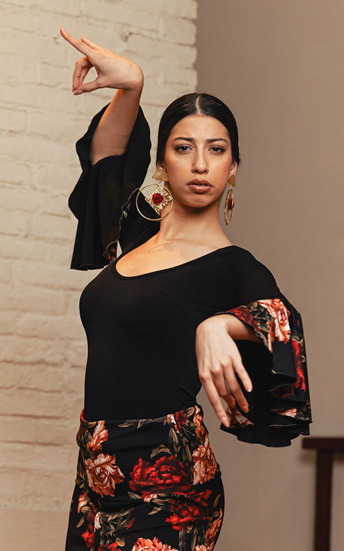 Top Carmona de punto elástico negro con manga 3/4 con estampado de claveles