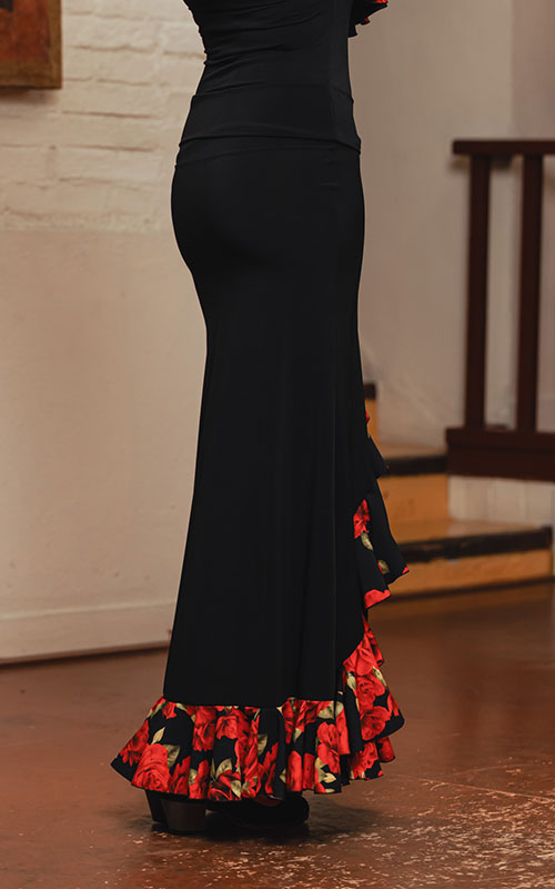 Falda flamenco larga Tarante negra con volante inclinado y en el bajo