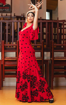 Vestido largo rojo estampado con volantes en las mangas y en el godet de la espalda.