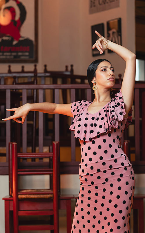 Top flamenco entallado rosa con lunares negros con volante en escote