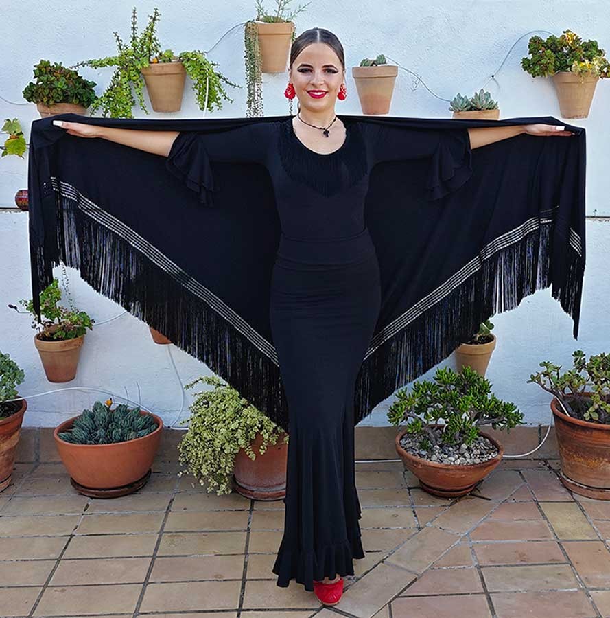 Mantón En Pico Negro Liso Doble Tejido