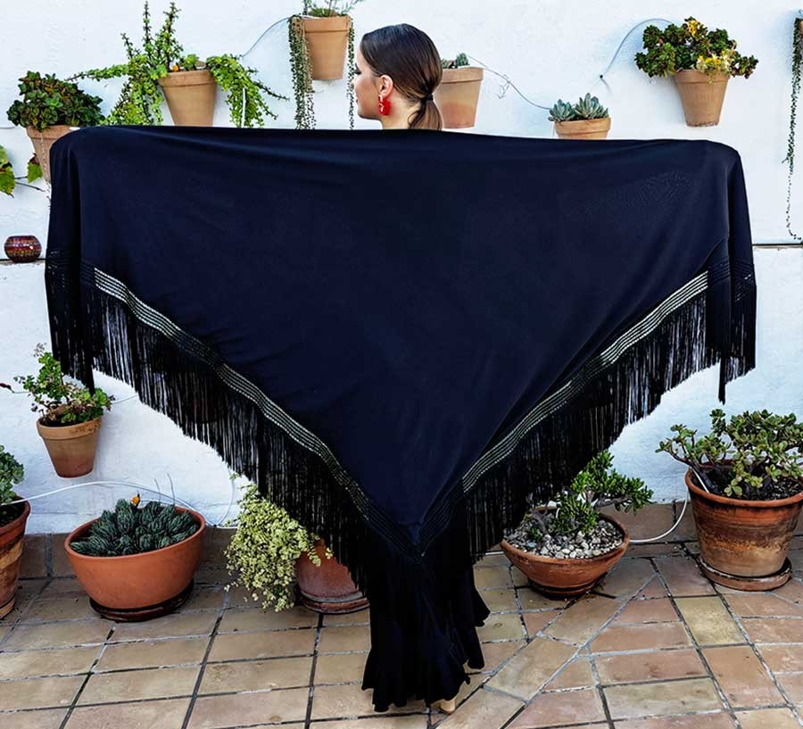 Mantón En Pico Negro Liso Doble Tejido