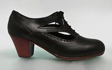 Zapato de baile flamenco profesional piel negro con detalle calado y cordones
