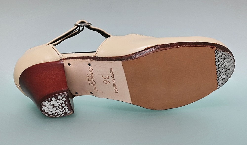 Chaussure de danse flamenco et espagnole en cuir beige