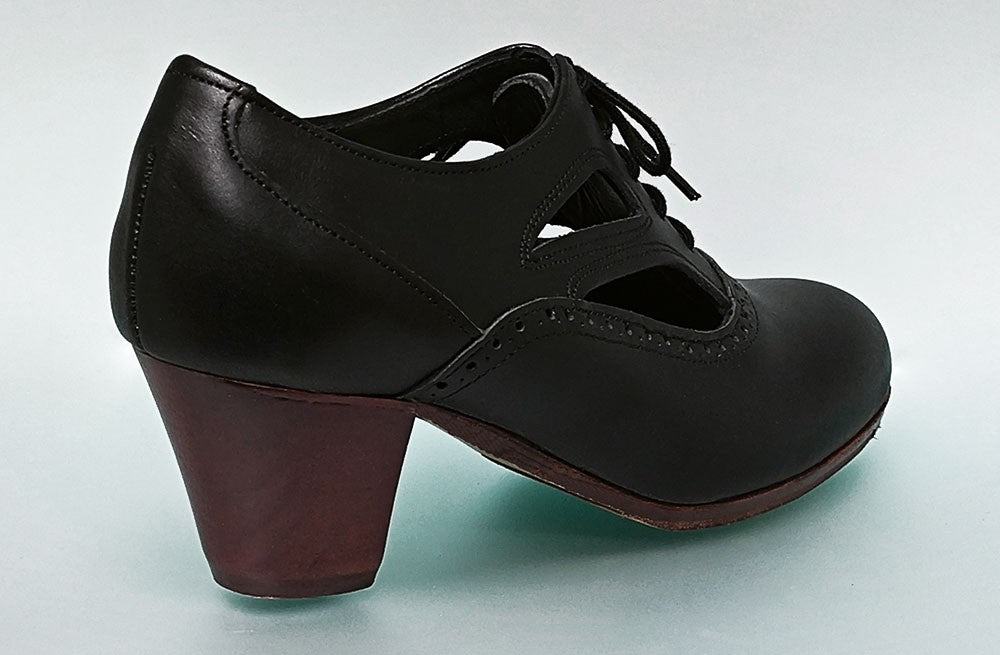 Zapato de baile flamenco profesional piel negro con detalle calado y cordones