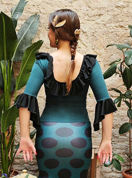 Haut de flamenco vert à volants noirs.