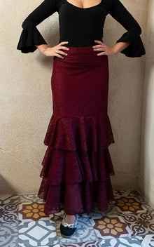 Falda flamenco de encaje burdeos con 3 volantes