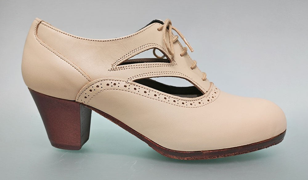 Zapato de baile flamenco profesional piel beige con detalle calado y cordones