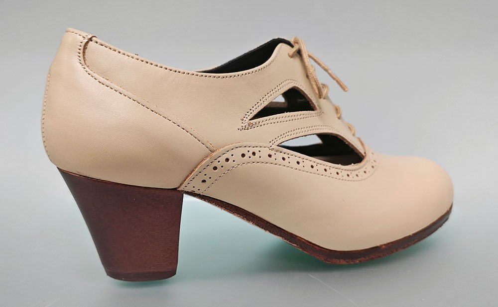 Zapato de baile flamenco profesional piel beige con detalle calado y cordones
