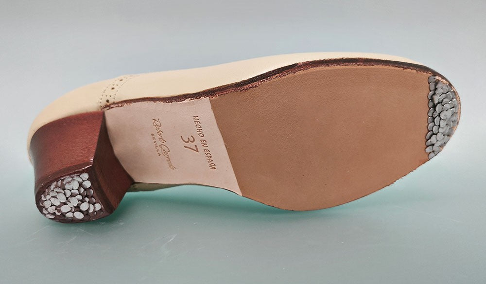 Zapato de baile flamenco profesional piel beige con detalle calado y cordones