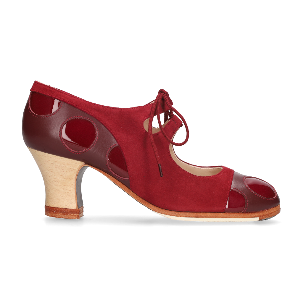 Professional flamenco dance shoe combining suede and burgundy patent leather