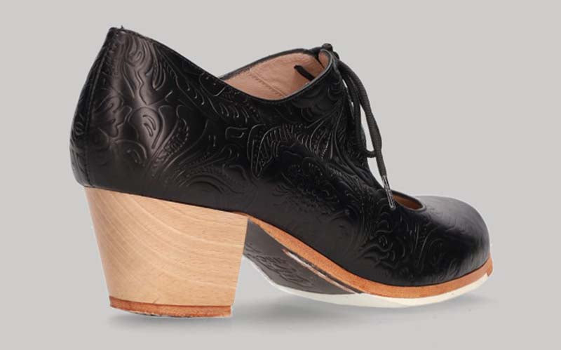 Zapato de baile flamenco profesional de piel repujada negro con cordones