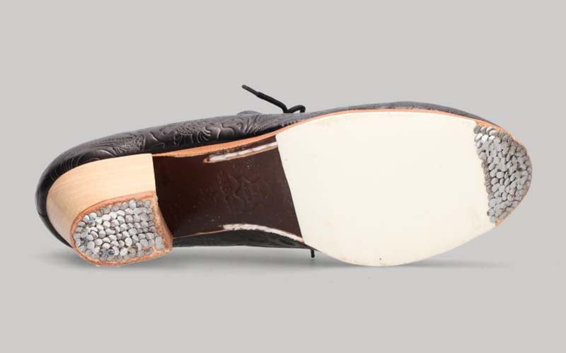 Zapato de baile flamenco profesional de piel repujada negro con cordones