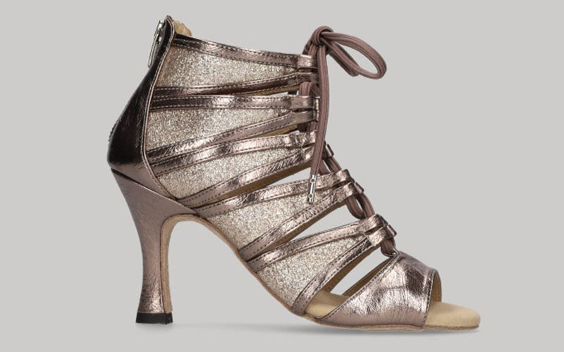 Zapato tipo botín para baile de salón platino calado con cierre cremallera en el talón