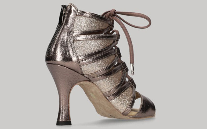 Zapato tipo botín para baile de salón platino calado con cierre cremallera en el talón