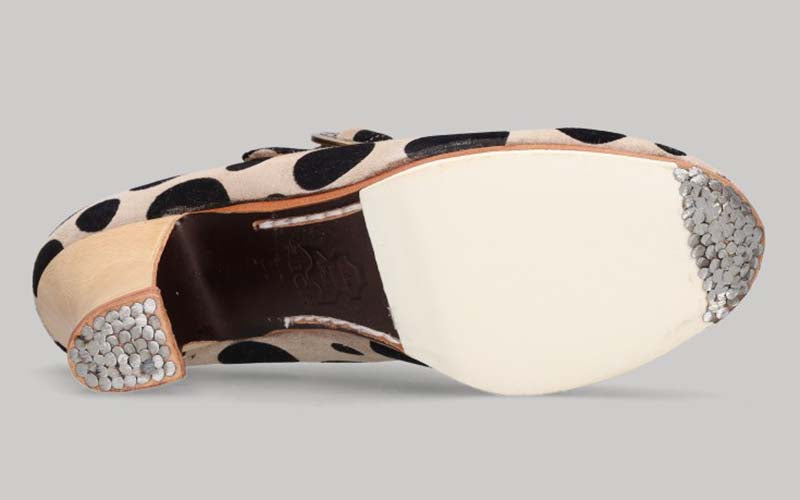 Zapato de Baile Flamenco Profesional Piel de Ante Hueso con Lunares Negros