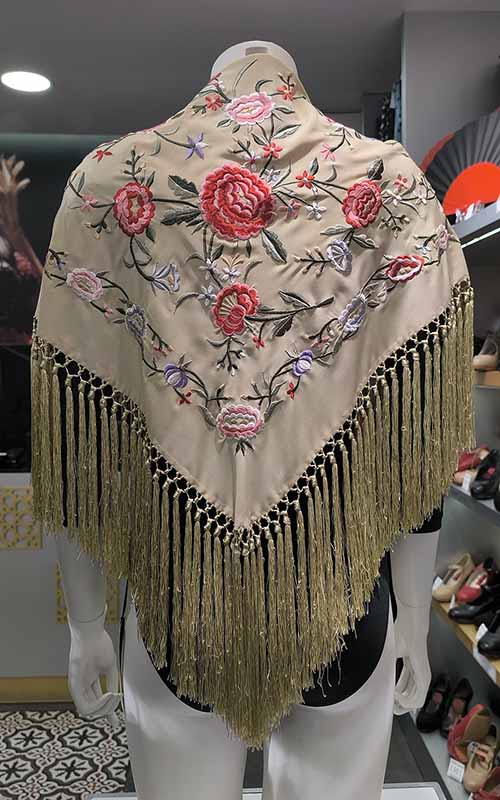 Mantoncillo camel bordado con flores multicolor y rosas 140 cm.