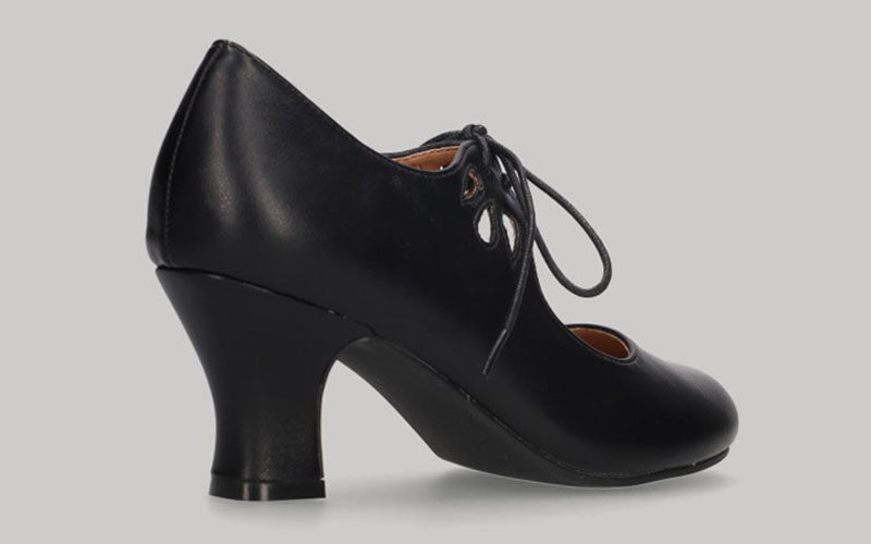 Black flamenco shoe in nappa leather with laces