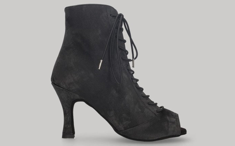 Zapato tipo botín para baile de salón de raso negro con cordones y cierre lateral con cremallera