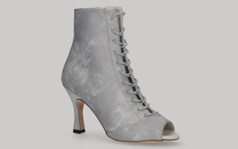 Zapato tipo botín para baile de salón de raso gris plata con cordones y cierre lateral con cremallera