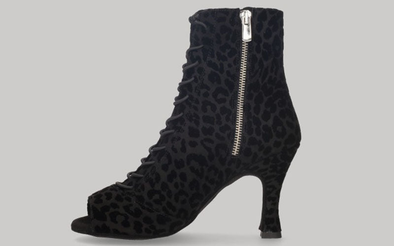 Zapato tipo botín para baile de salón en fantasía leopardo negro con cordones y cierre lateral con cremallera