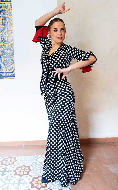 Falda flamenco negra con lunares blancos con mucho vuelo