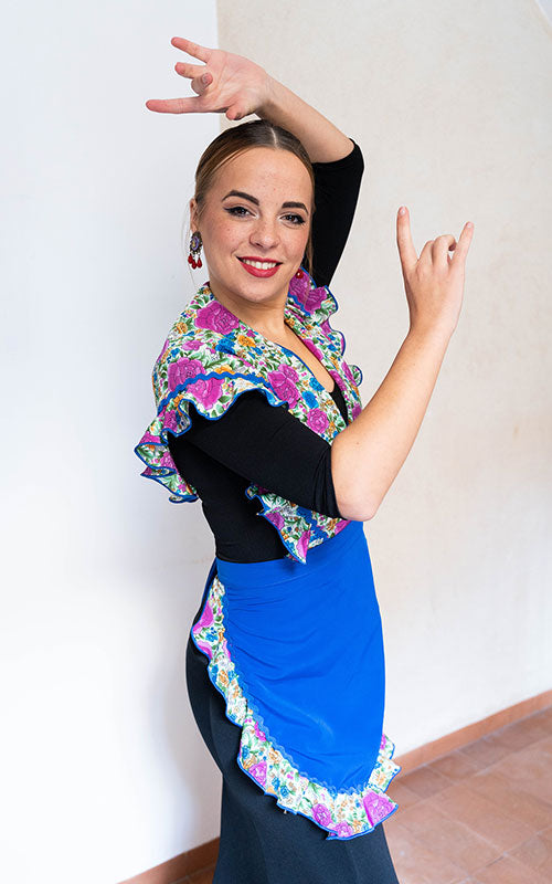 Conjunto delantal y mantoncillo flamenco azul con flores de colores
