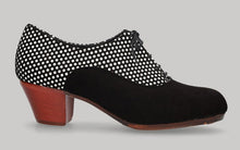 Zapato flamenco profesional combinado ante negro y lunares blancos con cordones