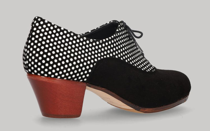 Zapato flamenco profesional combinado ante negro y lunares blancos con cordones