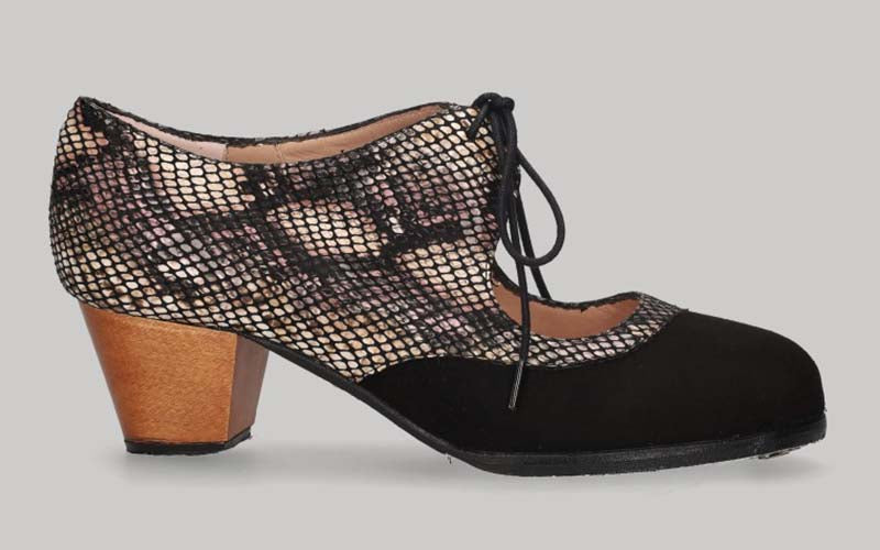 Zapato de baile flamenco profesional combinado en ante negro y piel fantasía serpiente con cordones