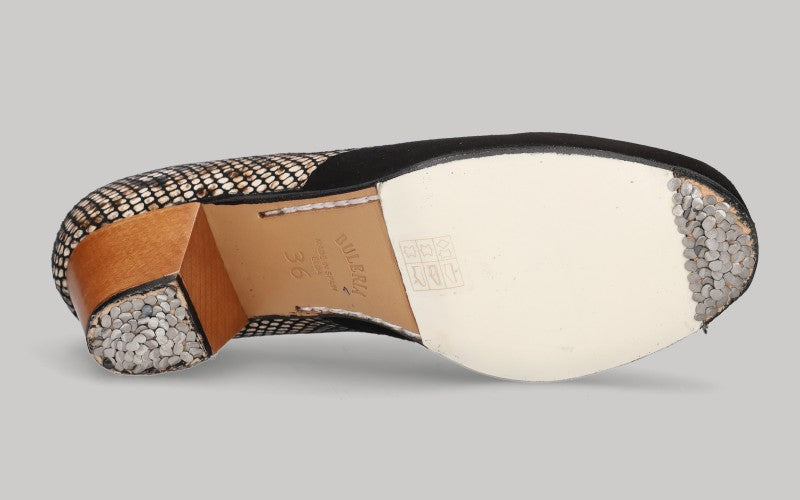 Zapato de baile flamenco profesional combinado en ante negro y piel fantasía serpiente con cordones