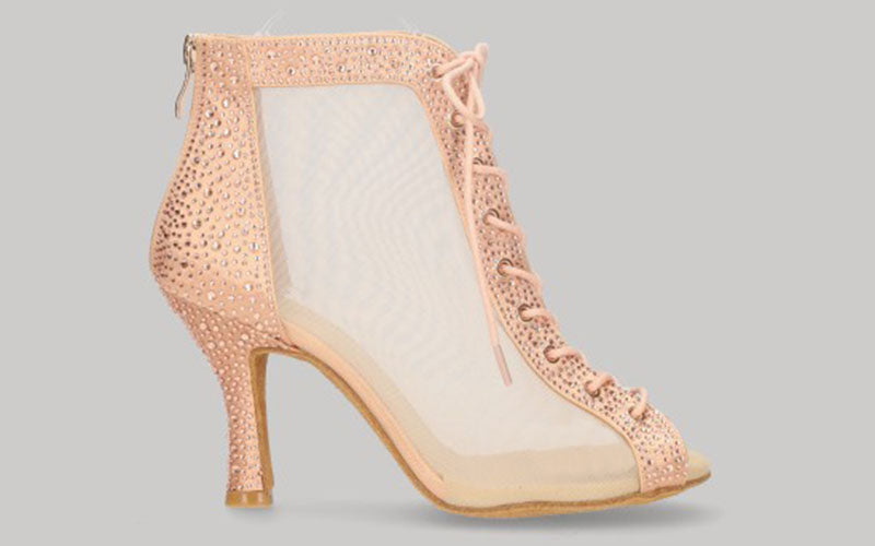 Zapato tipo botín para baile de salón color champán con cordones y pedrería de cristal en pala y talón